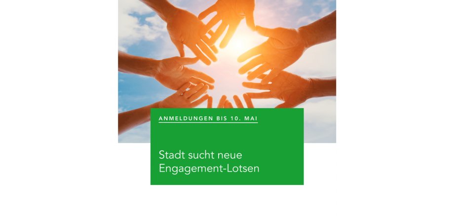 Hände die sich berühren, mit Blick in Richtung Himmel