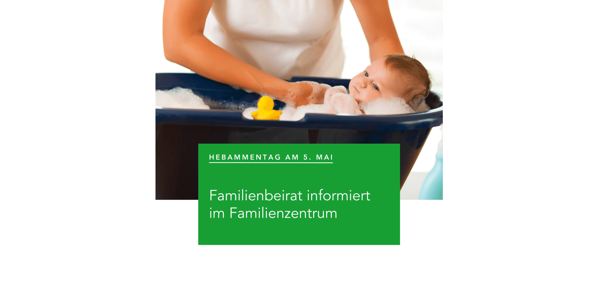 Baby wird in einer Badewanne gewaschen