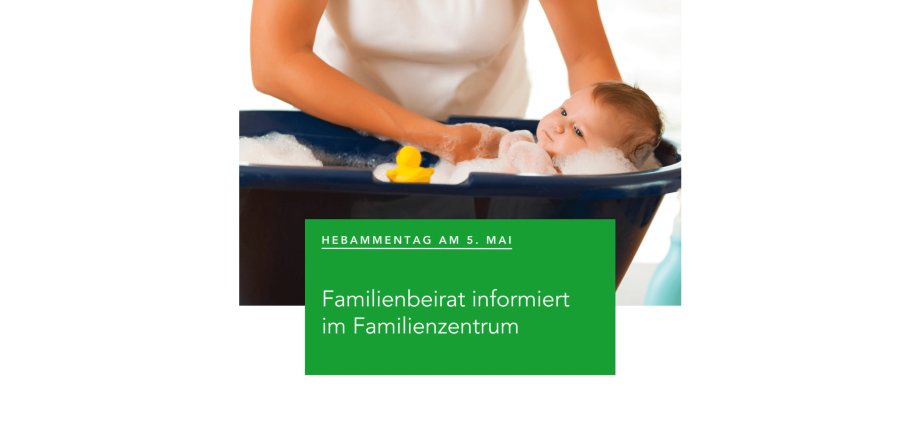 Baby wird in einer Badewanne gewaschen