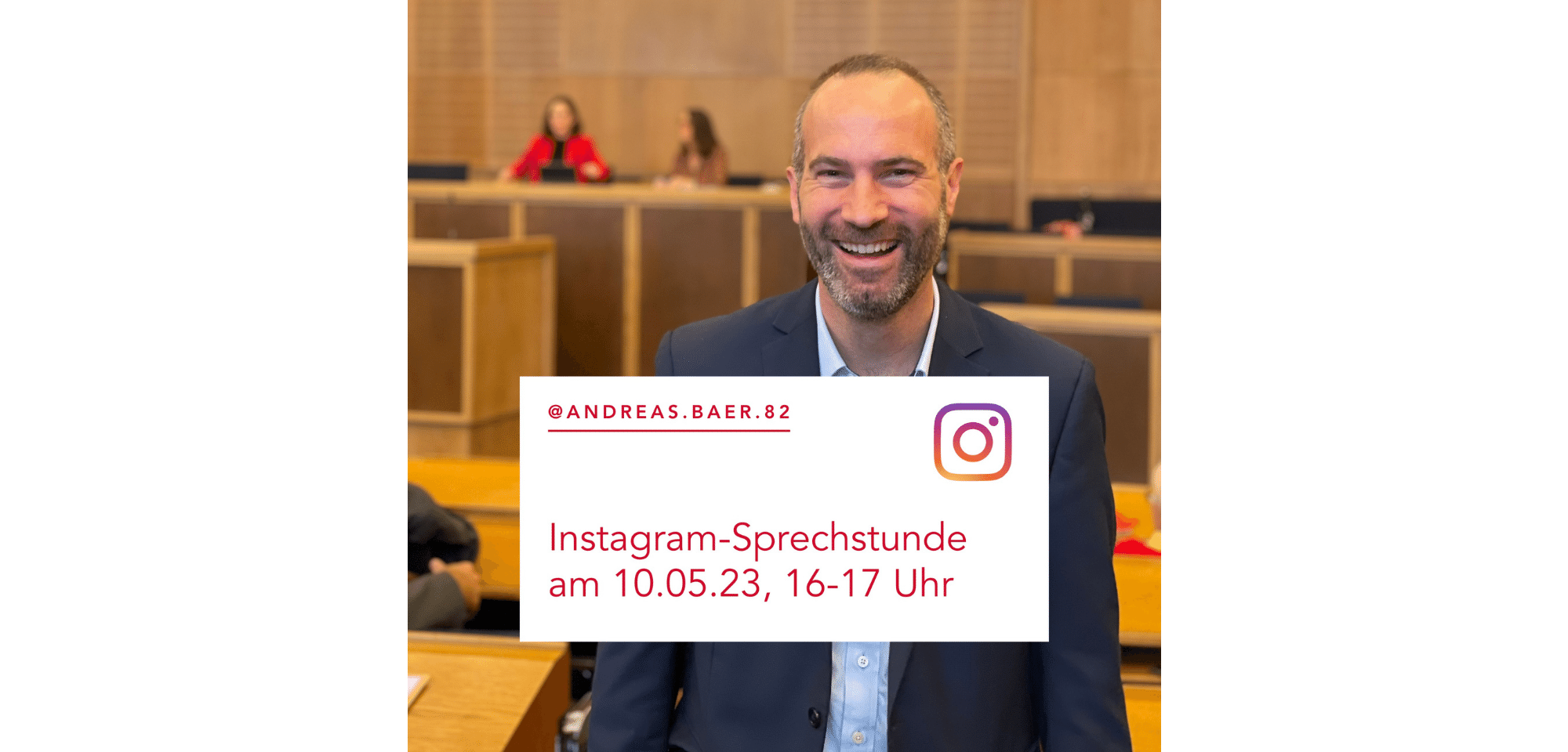 Lachender Mann im Anzug