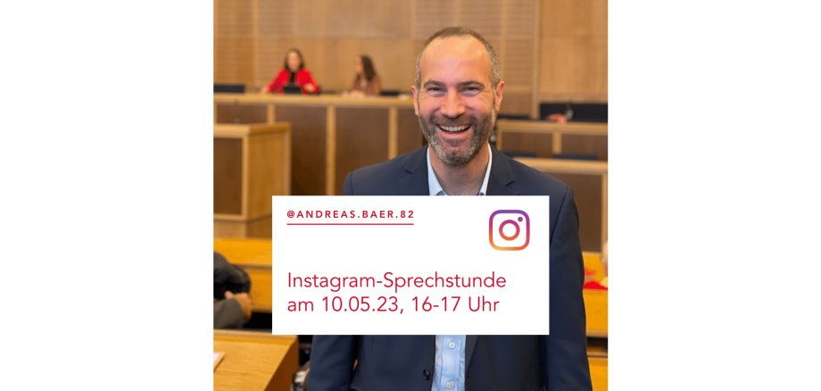 Lachender Mann im Anzug