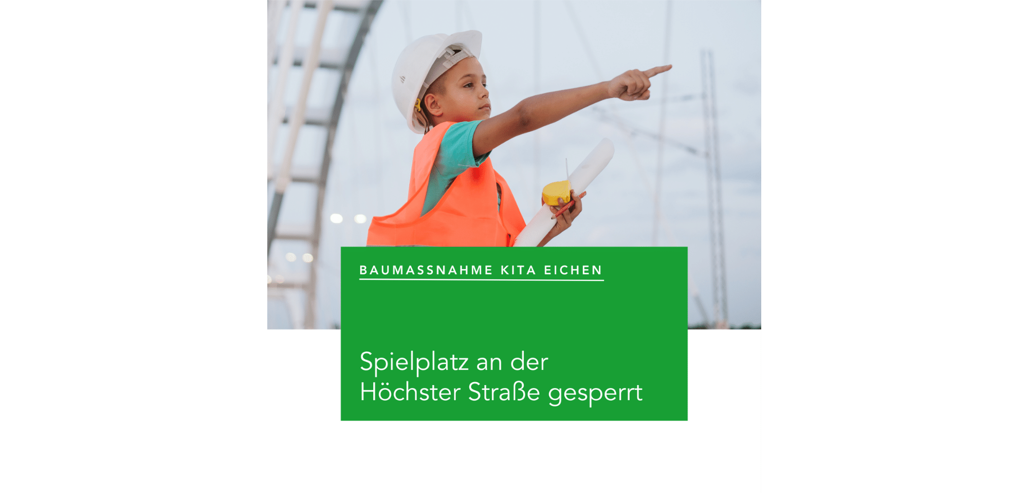 Junge mit blauem Helm und Warnweste