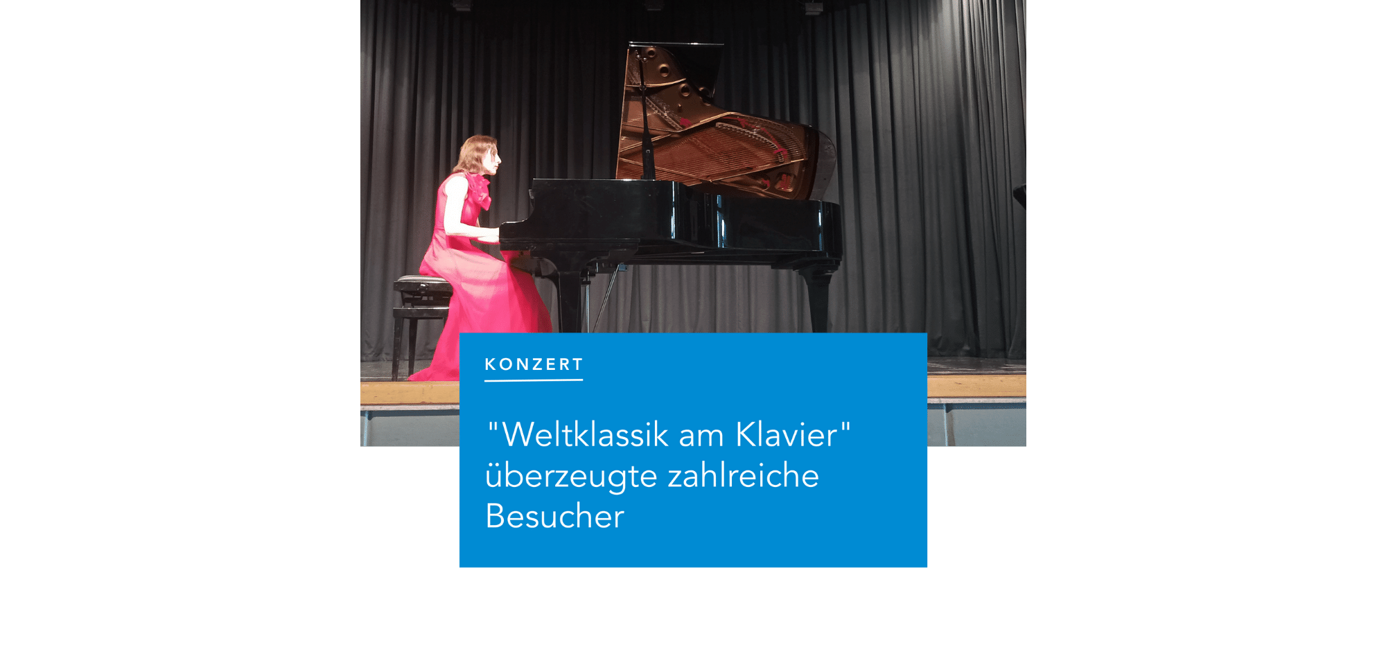 Frau in rosa Kleid sitzend am Klavier