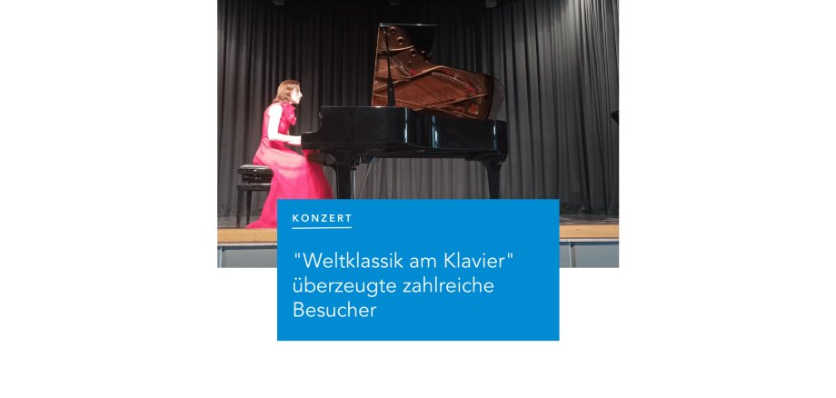 Frau in rosa Kleid sitzend am Klavier