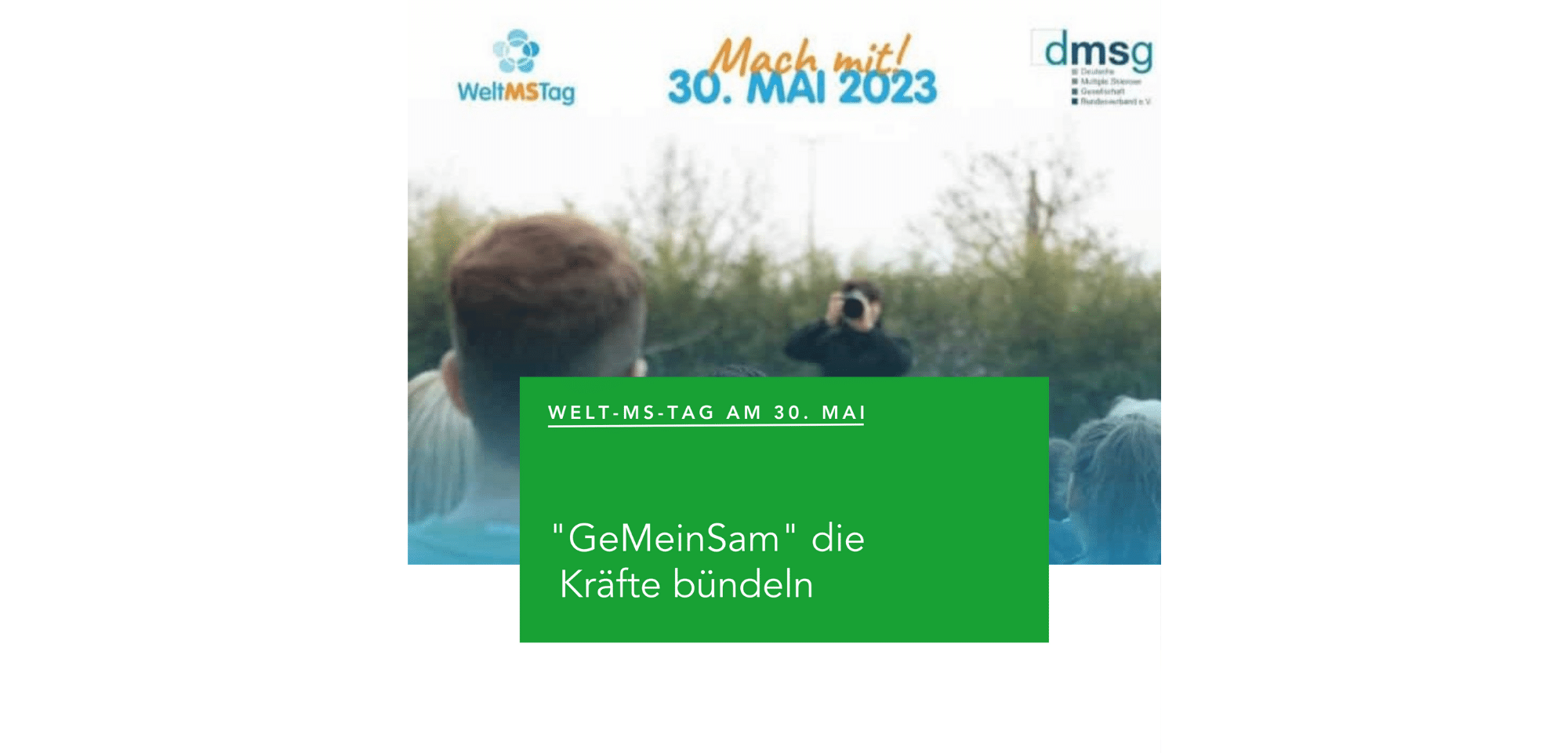 Fotograf fotografiert mehrere Leute zusammen