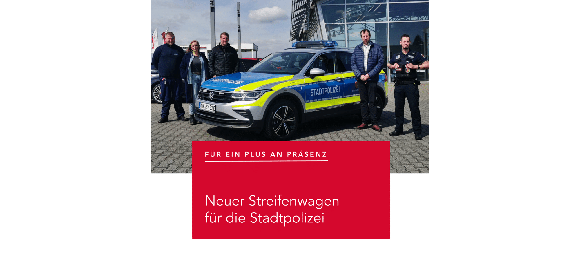 Streifenwagen der Stadtpolizei vor einem Autohaus in Nidderau zusammen mit Beteiligten