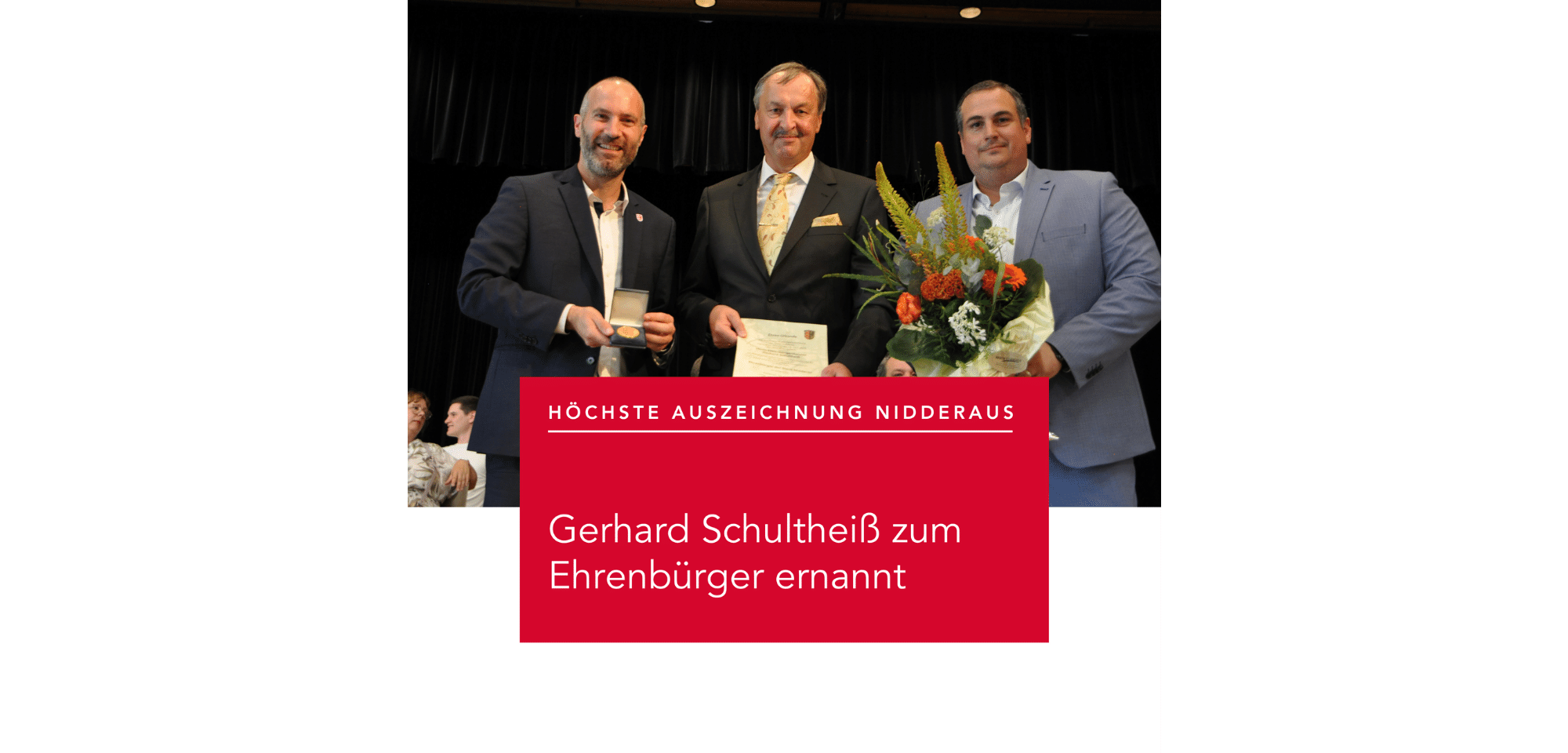 3 Männer in dunklen Anzügen auf Bühne