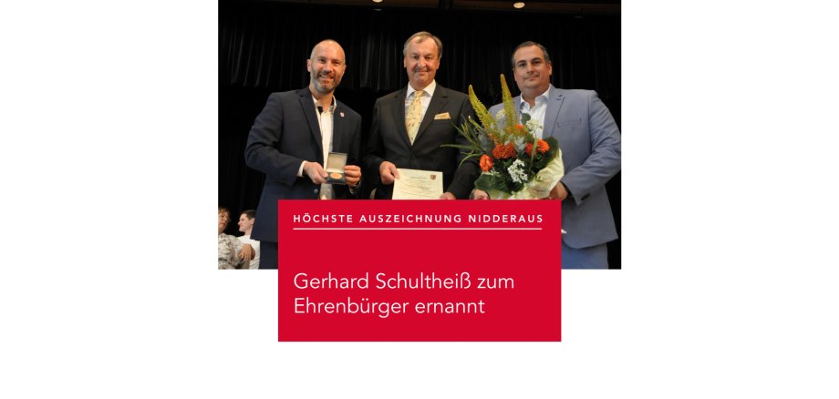 3 Männer in dunklen Anzügen auf Bühne