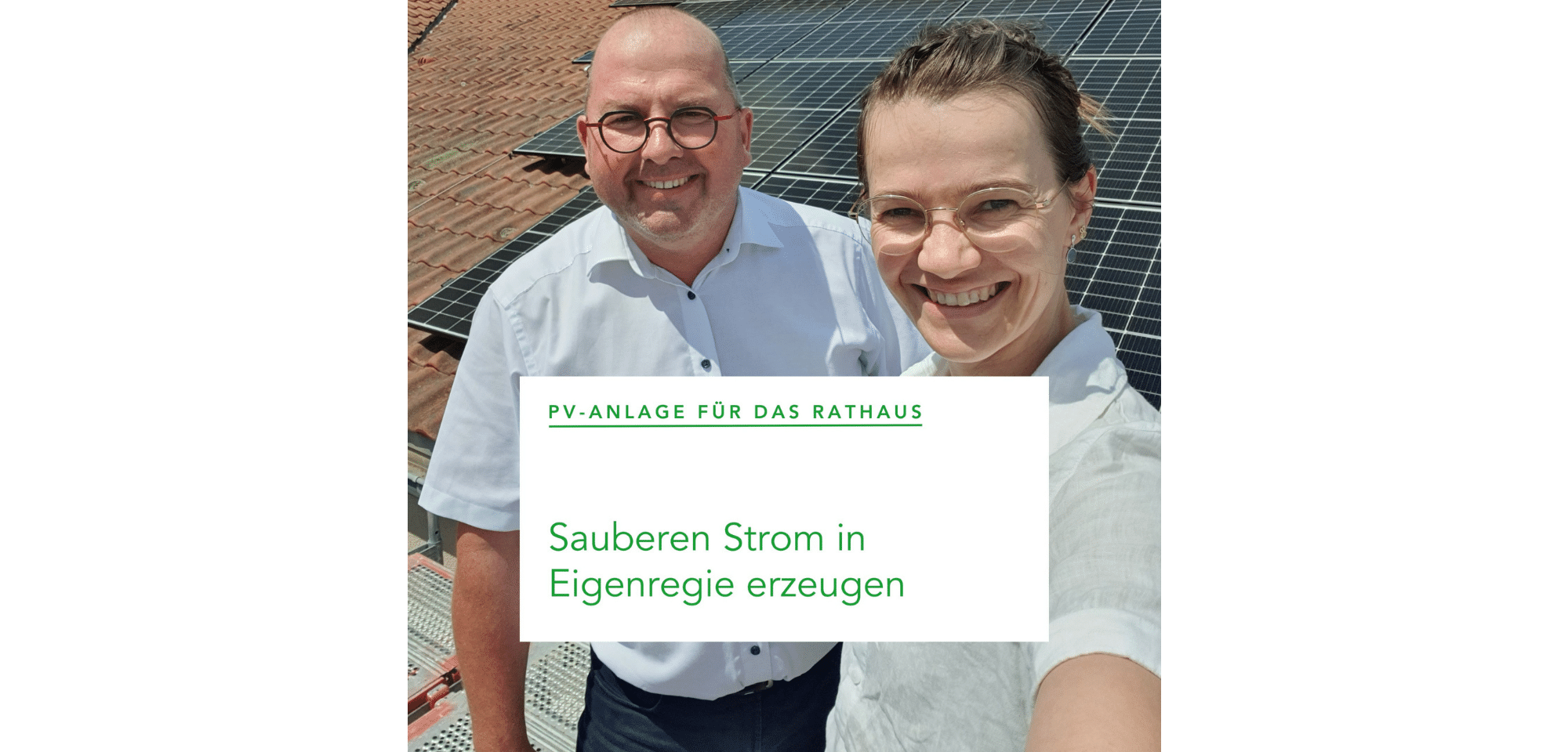 Umweltfreundliche Energie: Erster Stadtrat Rainer Vogel und Klimaschutzmanagerin Dr. Carola Pritzkow präsentieren die neue Photovoltaikanlage auf dem Dach des Rathauses.