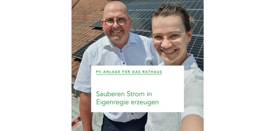 Umweltfreundliche Energie: Erster Stadtrat Rainer Vogel und Klimaschutzmanagerin Dr. Carola Pritzkow präsentieren die neue Photovoltaikanlage auf dem Dach des Rathauses.