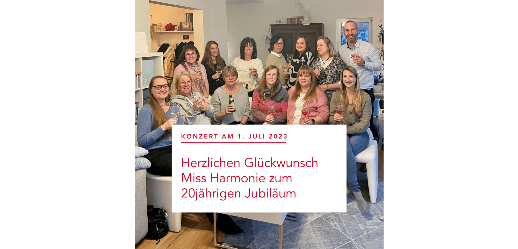 Viele Leute stehend und lachend