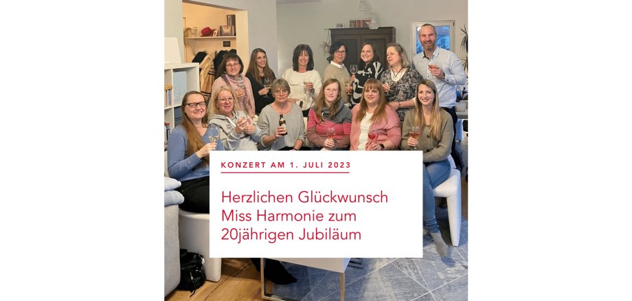 Viele Leute stehend und lachend