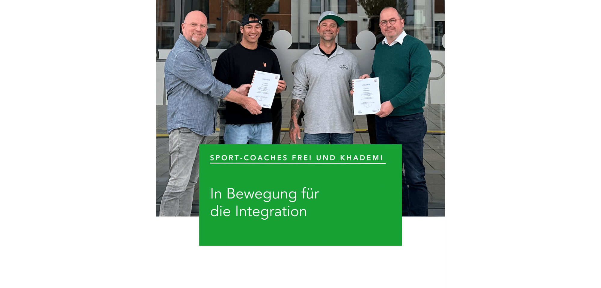 Vier Männer stehend