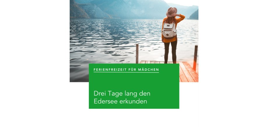 Frau stehend auf Steg an einem See