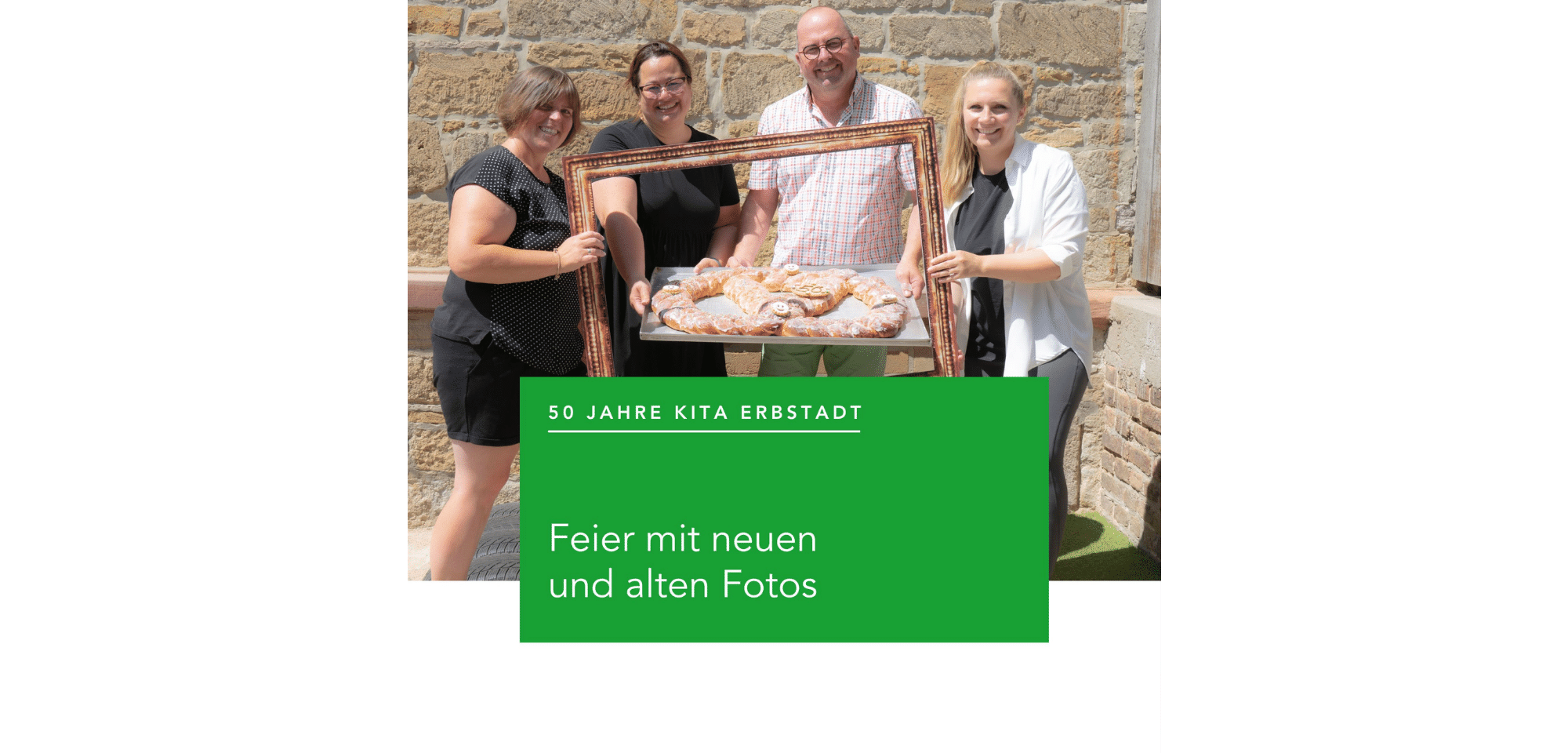 Leiterinnen der Kita Erbstadt, zusammen mit Erstem Stadtrat und Fachdienstleitung Kita halten eine gebackene Brezel durch einen Bilderrahmen