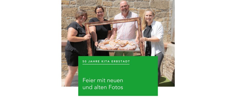 Leiterinnen der Kita Erbstadt, zusammen mit Erstem Stadtrat und Fachdienstleitung Kita halten eine gebackene Brezel durch einen Bilderrahmen