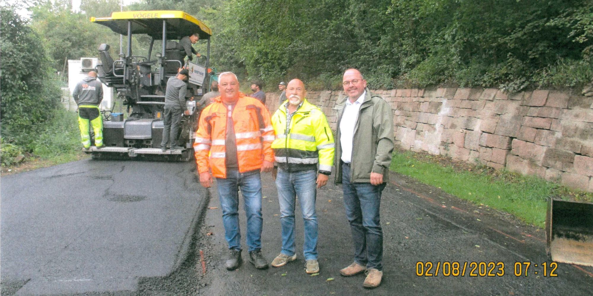 3 städtische Mitarbeiter vor Walze