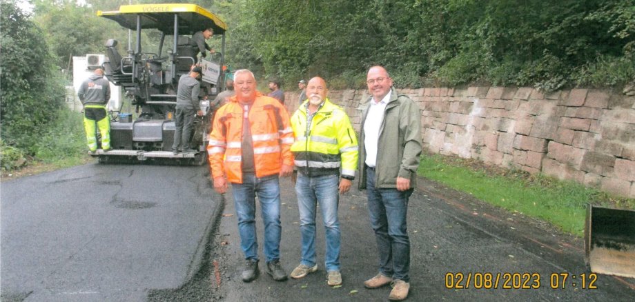 3 städtische Mitarbeiter vor Walze