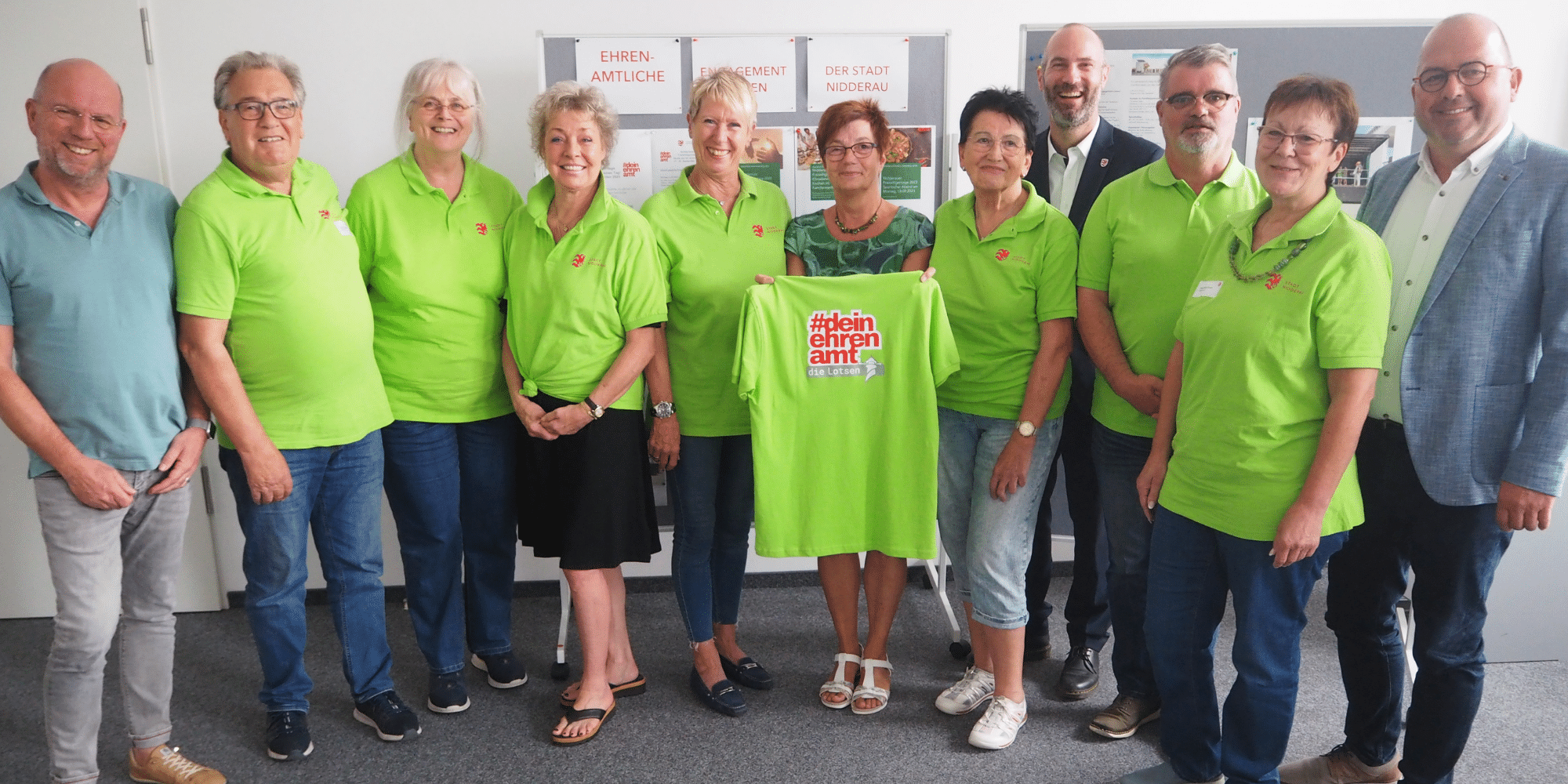 Mehrere Leute mit gelben T-Shirts stehend