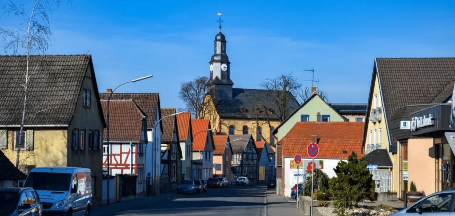 Straßenansicht mit Häusern und einer Kirche in der Mitte