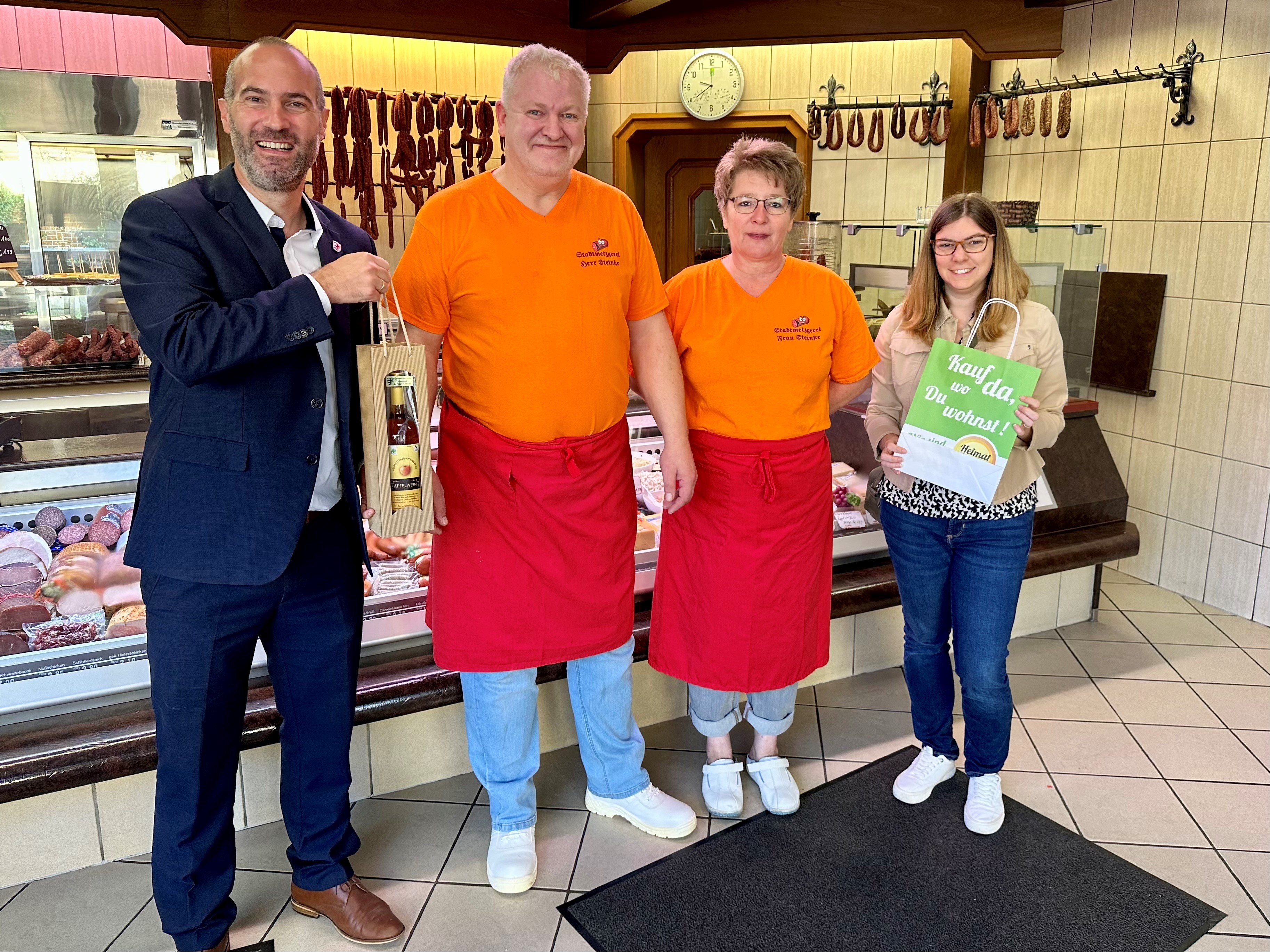 Bürgermeister Anfdreas Bär und Wirtschaftsförderin Tanja Klähn gratulieren Herrn und Frau Steinke zum gelungenen Start