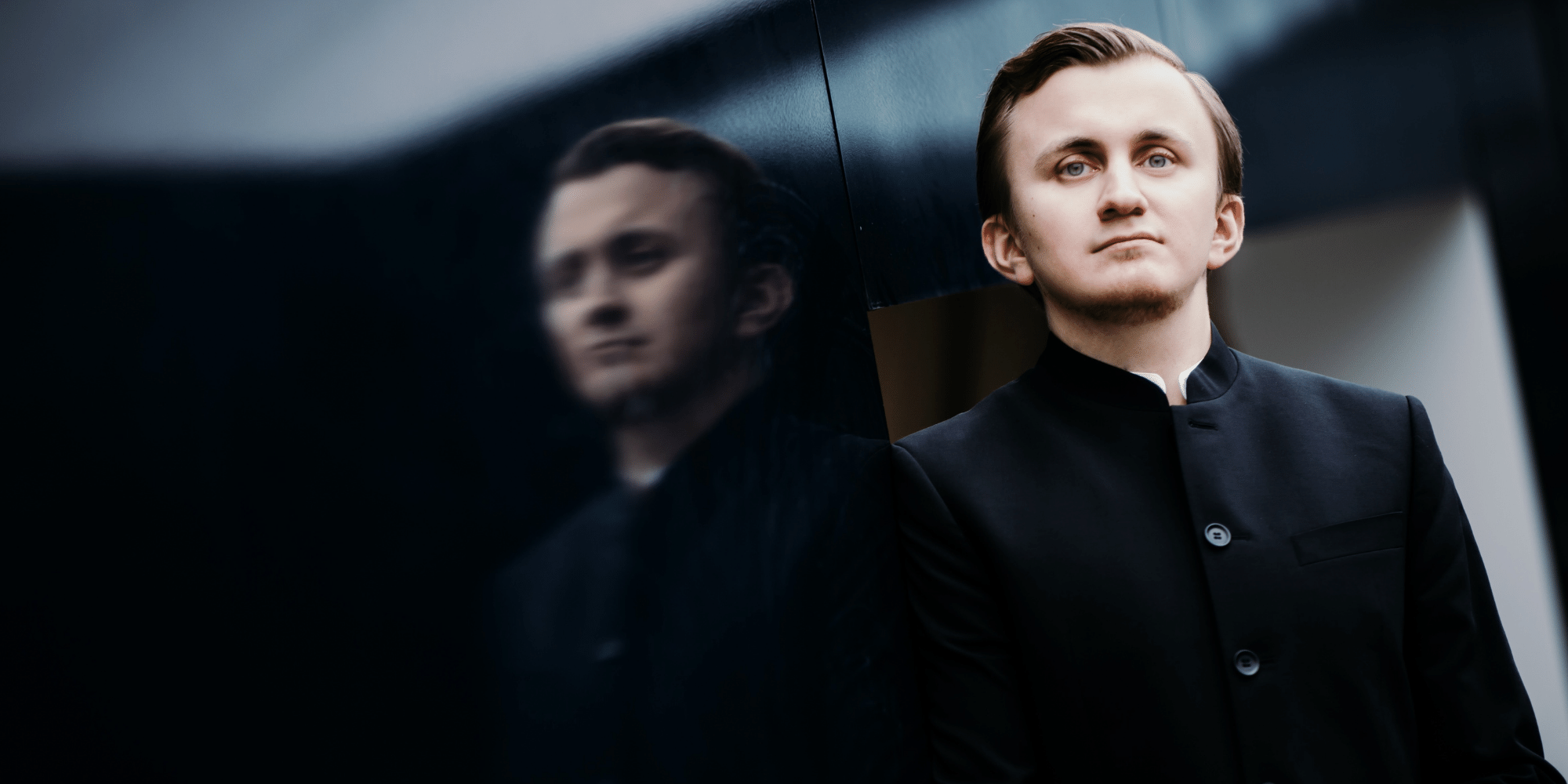 Mann im schwarzen Mantel