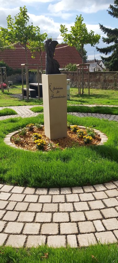 Gedenkstein auf Friedhof