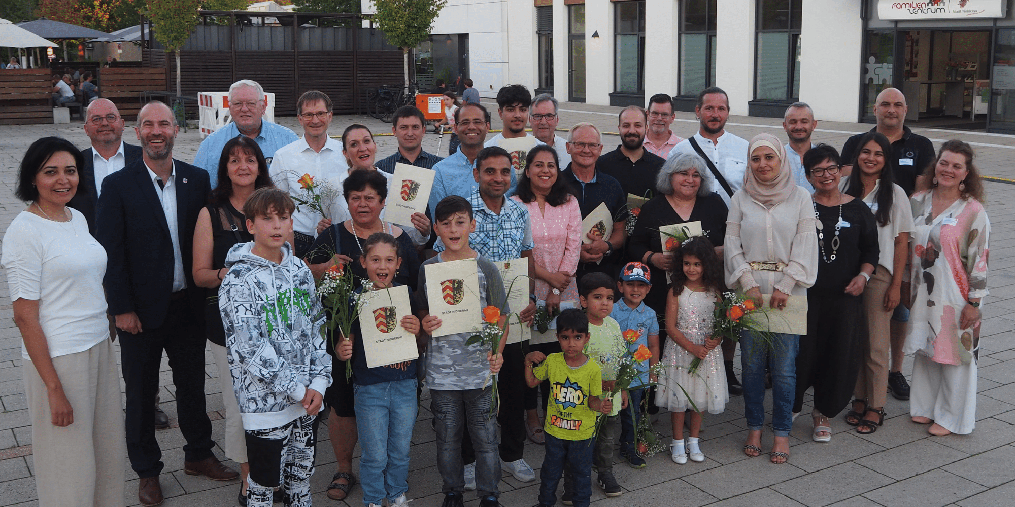Mehrere Leute stehend auf einem Platz