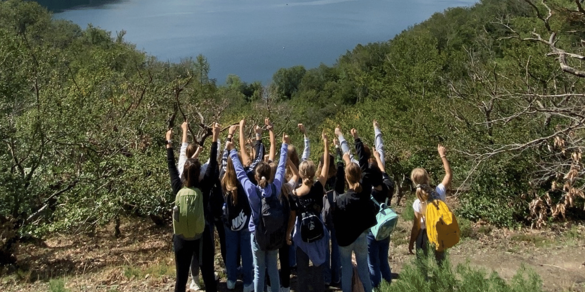 Mehrere Mädchen am Seeufer