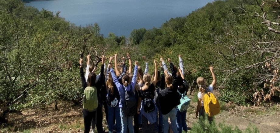 Mehrere Mädchen am Seeufer