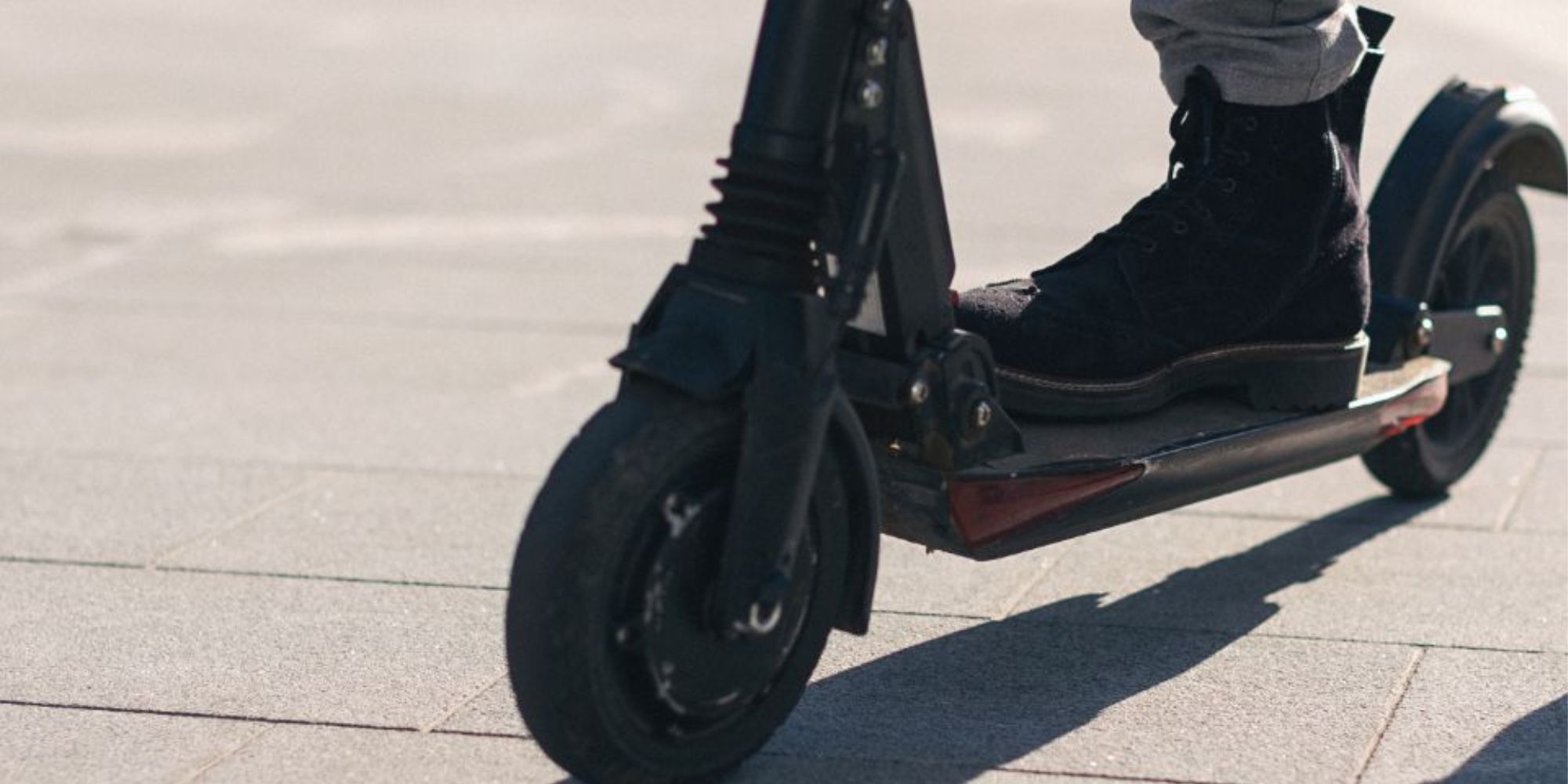 Fuß auf E-Scooter