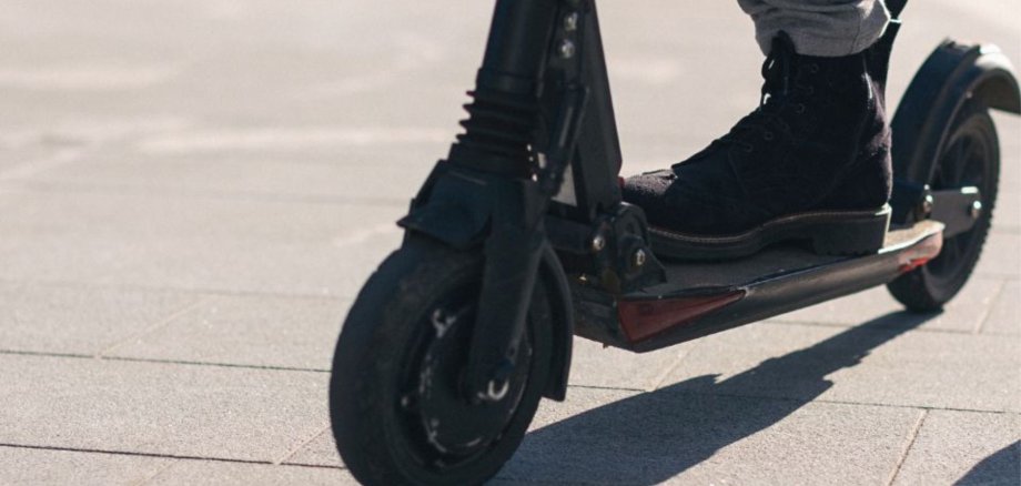 Fuß auf E-Scooter