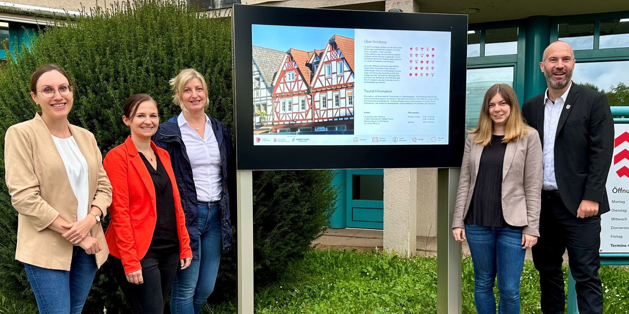 Annika Davenport, Carolin Stadtmüller, Corinna Wagner, Tanja Klähn und Andreas Bär stehen neben digitalem Display