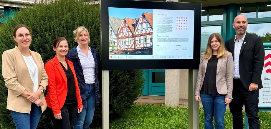 Annika Davenport, Carolin Stadtmüller, Corinna Wagner, Tanja Klähn und Andreas Bär stehen neben digitalem Display