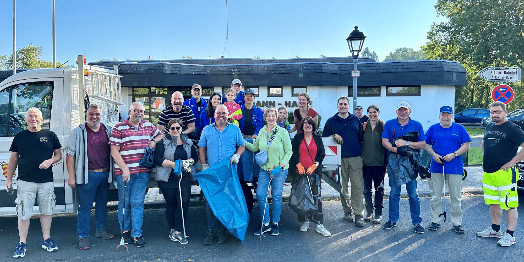 Mehrere Personen stehend vor einem Gebäude