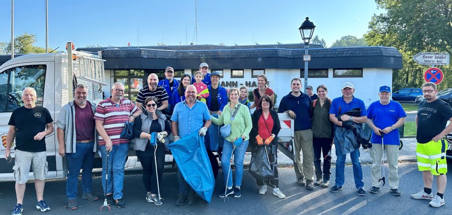 Mehrere Personen stehend vor einem Gebäude
