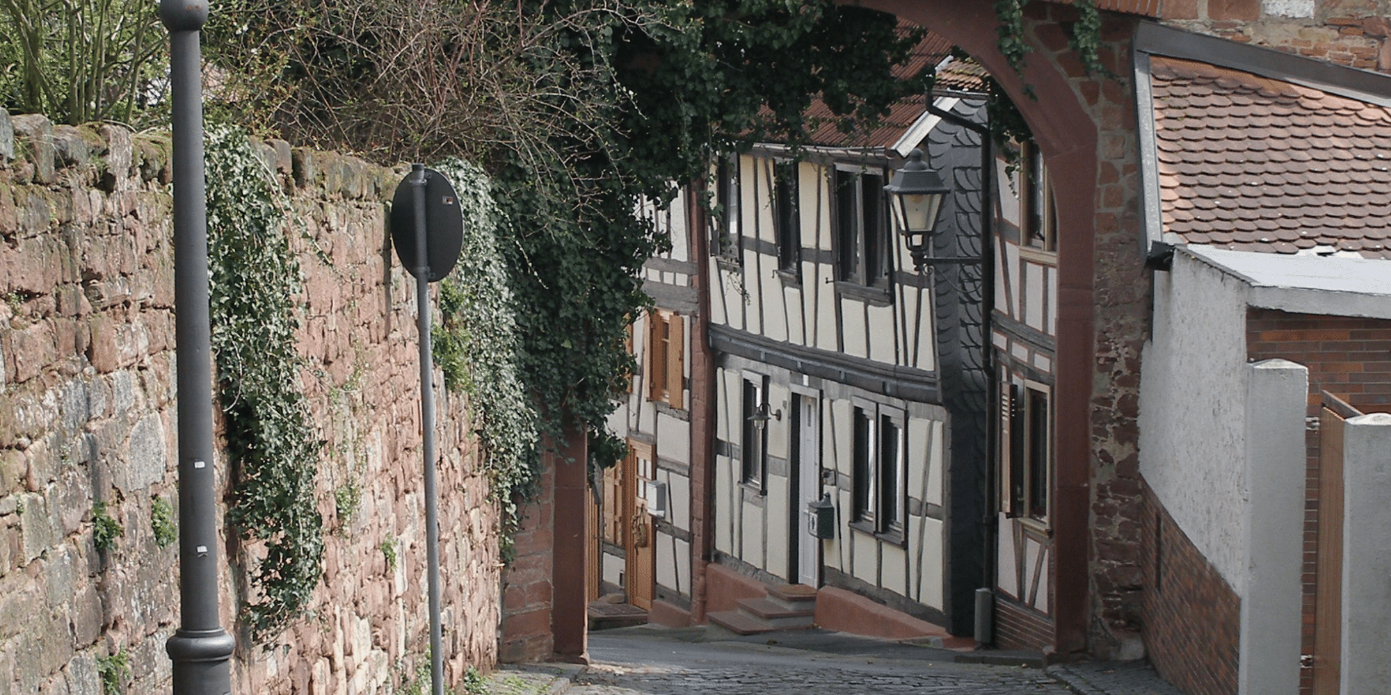 Straße mit alten Fachwerkhäusern