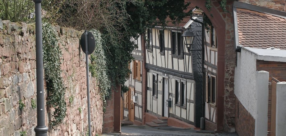 Straße mit alten Fachwerkhäusern