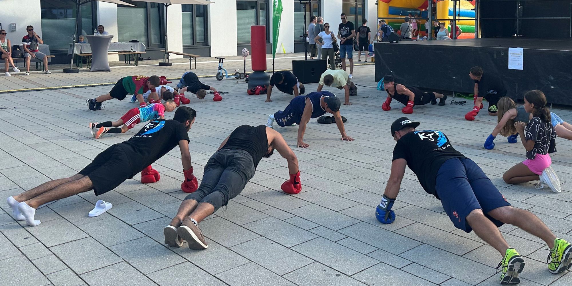 Menschen machen im Kreis Liegestütze 