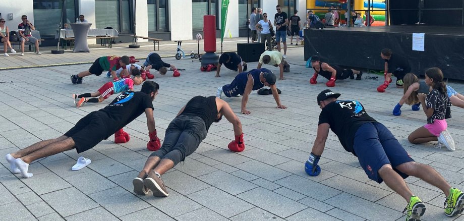 Menschen machen im Kreis Liegestütze 