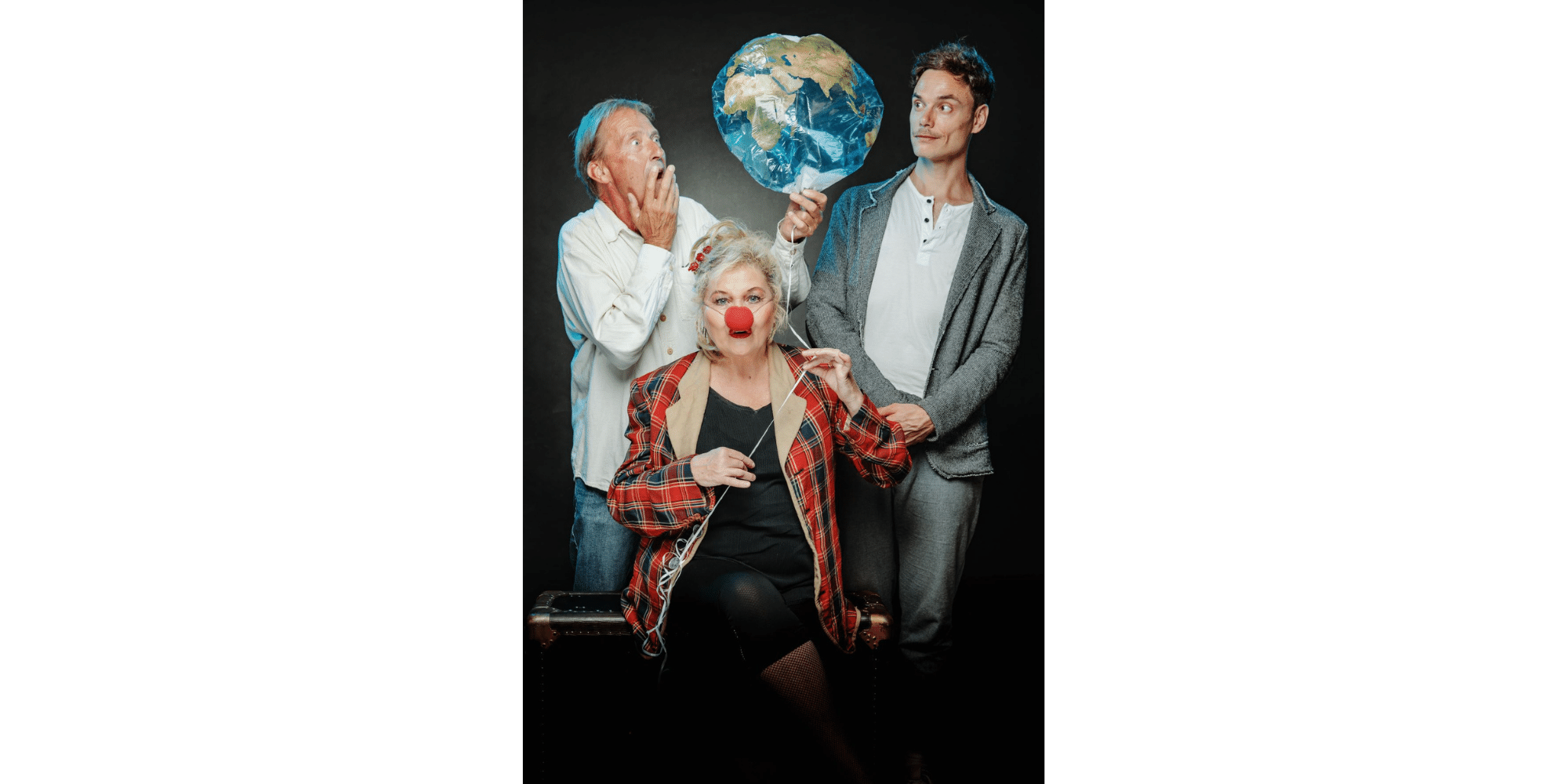 Zwei Männer und eine Frau mit einem Luftballon als Weltkugel