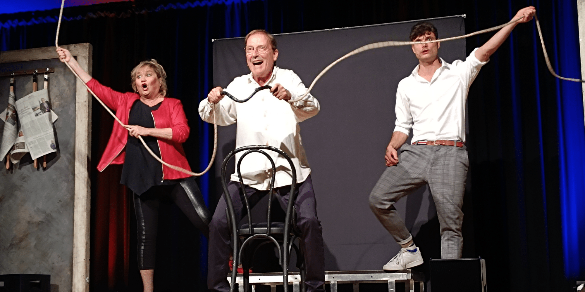 2 Männer und 1 Frau stehend auf einer Bühne