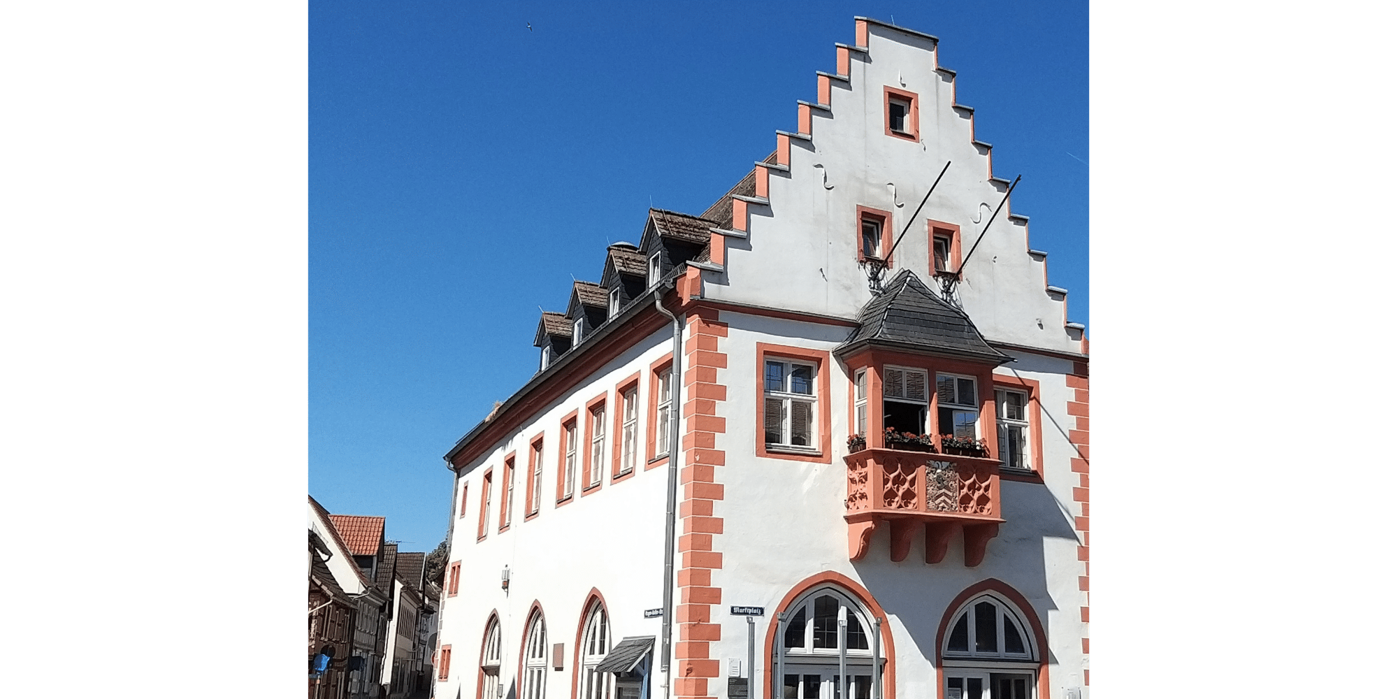 Fassade des historischen Rathauses vor blauem Himmel