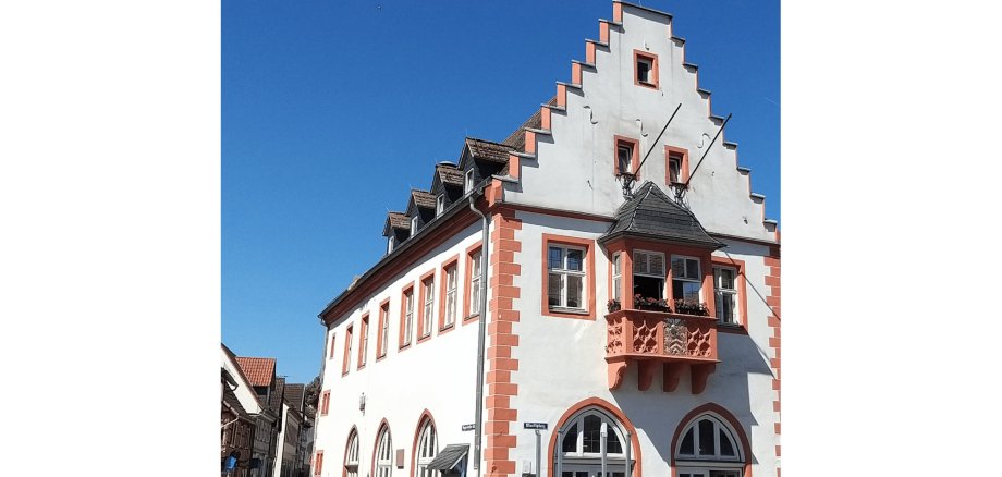 Fassade des historischen Rathauses vor blauem Himmel