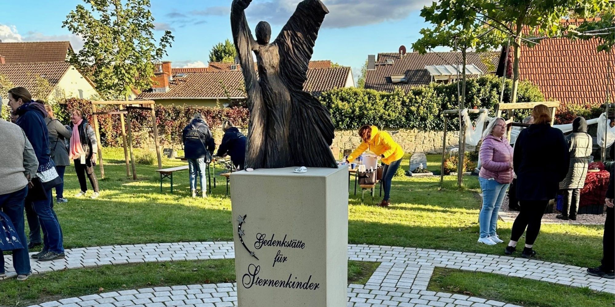 Gedenkstein mit einem Bronzeengel obendrauf