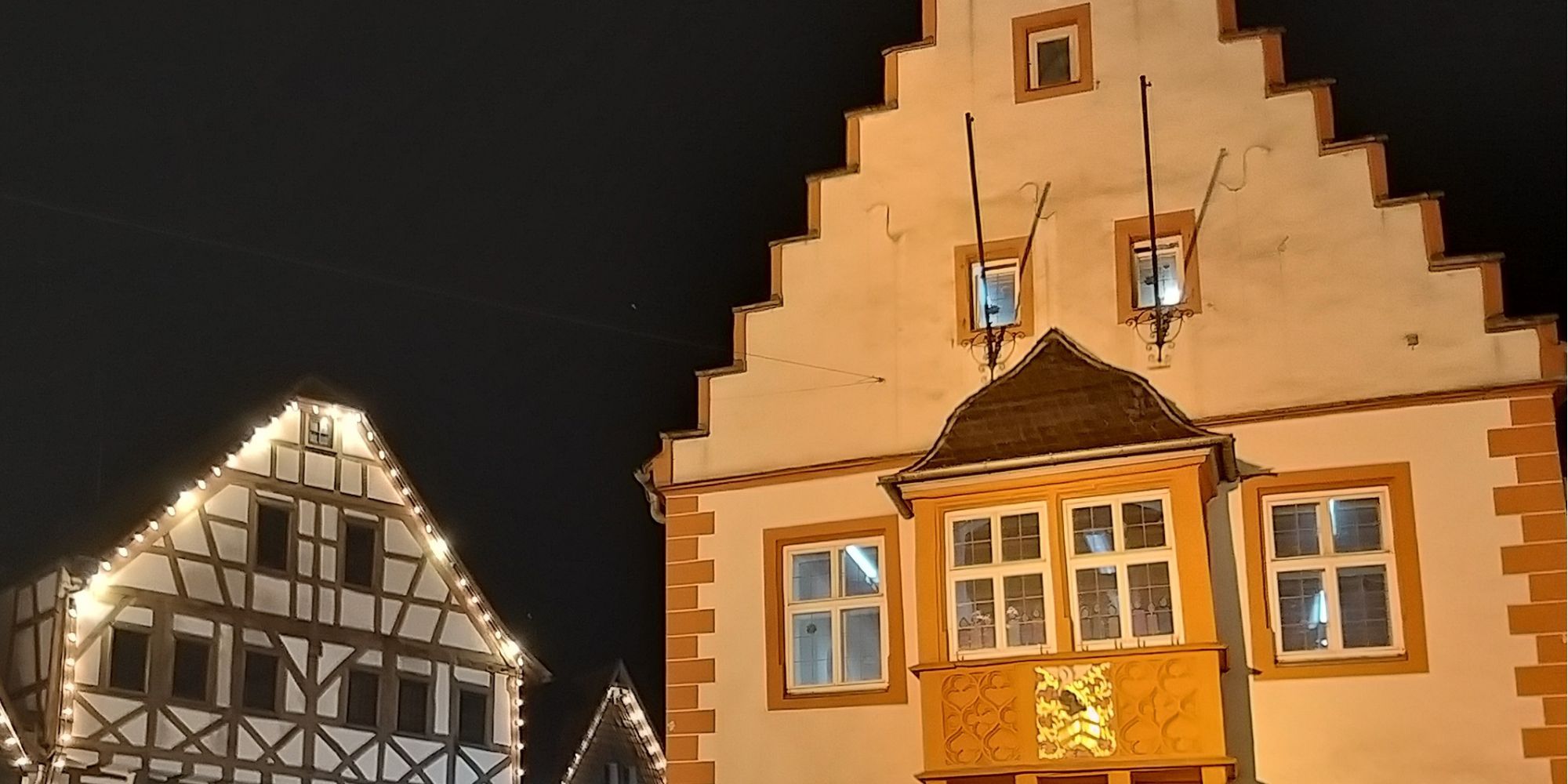 Historisches Rathaus Nidderau erleuchtet und Fachwerkhaus mit Giebelbeleuchtung