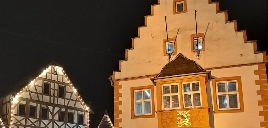 Historisches Rathaus Nidderau erleuchtet und Fachwerkhaus mit Giebelbeleuchtung