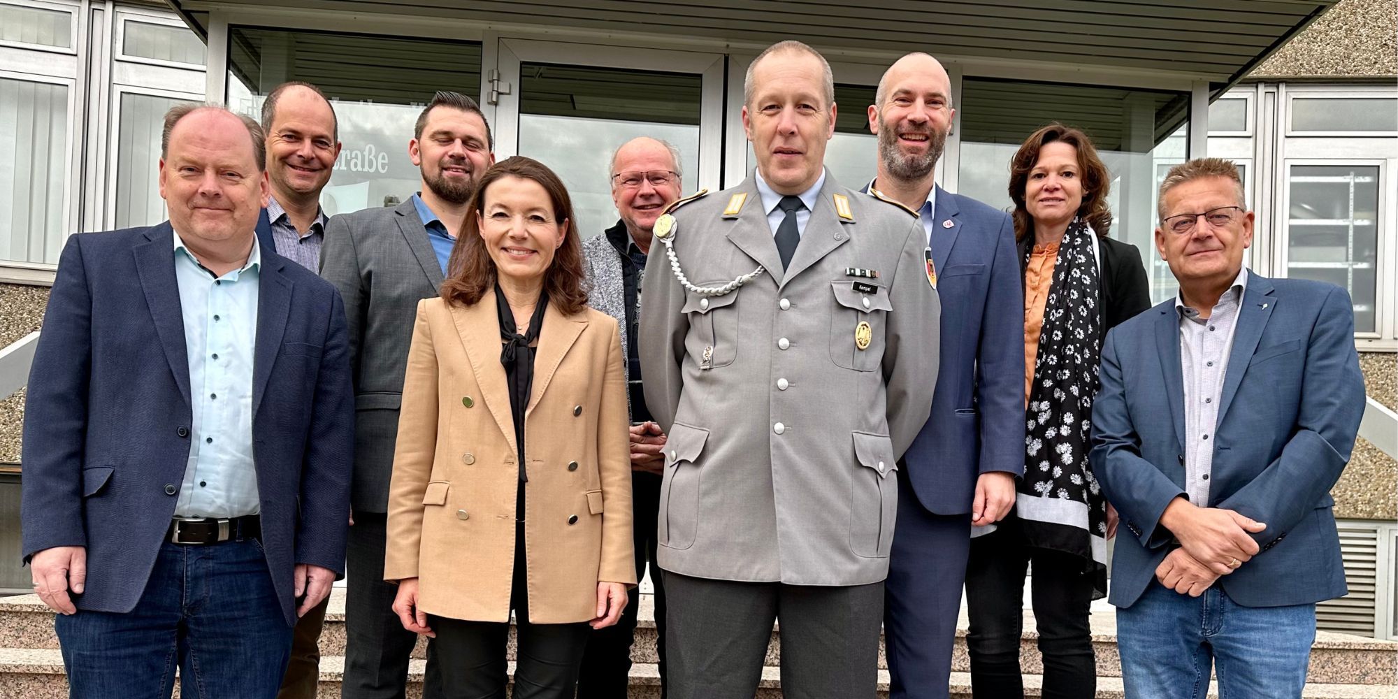 Personengruppe stehend auf Treppe