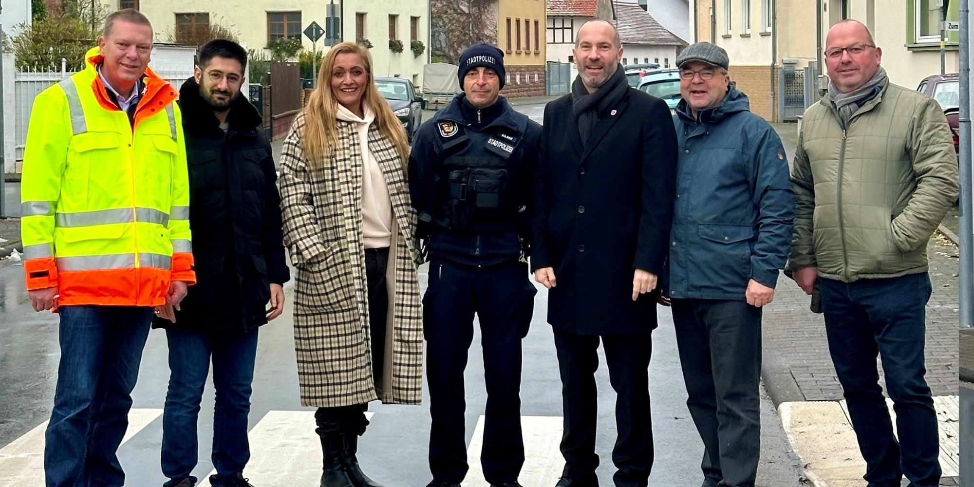 7 Personen stehen auf Zebrastreifen