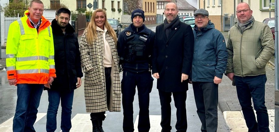 7 Personen stehen auf Zebrastreifen